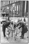 405297 Afbeelding van de eerste fietsslotpalen op de Neude te Utrecht die door wethouder van verkeer W.P.C. van ...